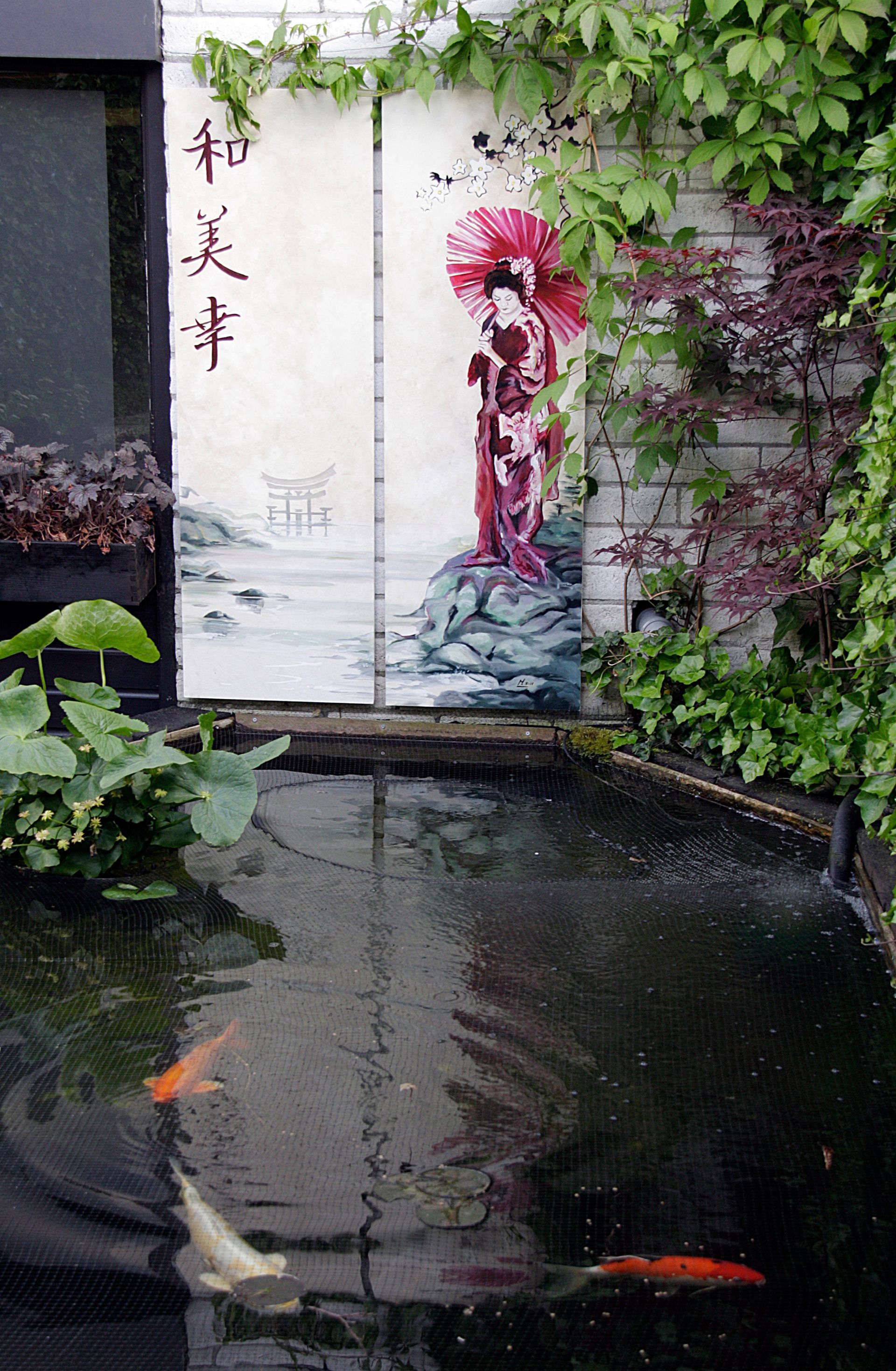 Koivijver met muurschildering van een vrouw in kimono en Japanse kalligrafie.