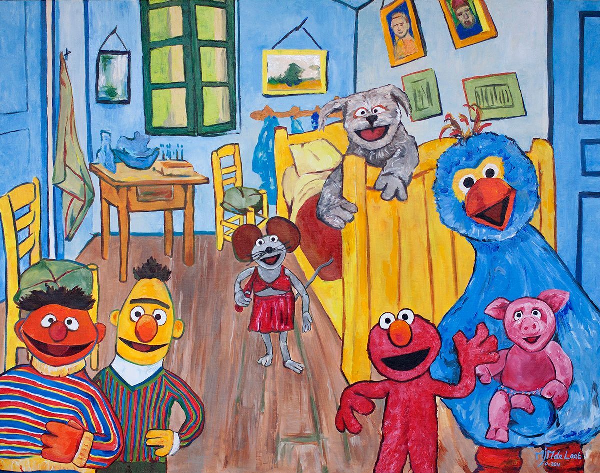 Sesamstraatfiguren in een kamer. Elmo, Bert, Ernie en anderen staan bij een bed en meubels. Blauwe en gele tinten.