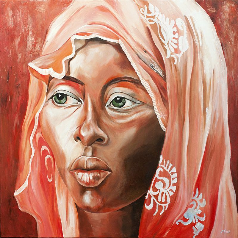Portretschilderij van een Afrikaanse vrouw, een roze hoofddoek, groene ogen en een beschouwende uitdrukking.