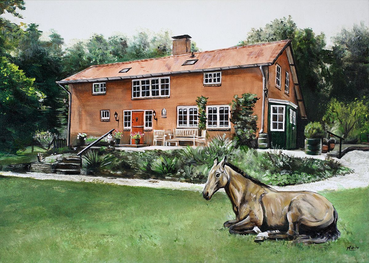 Bruin huis met rood dak, met een paard dat op het gazon ervoor rust. Groen gebladerte omringt het huis.