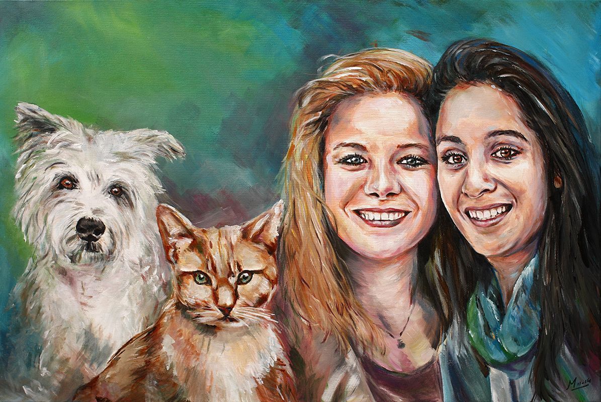 Twee lachende vrouwen met een hond en een kat tegen een geschilderde achtergrond.