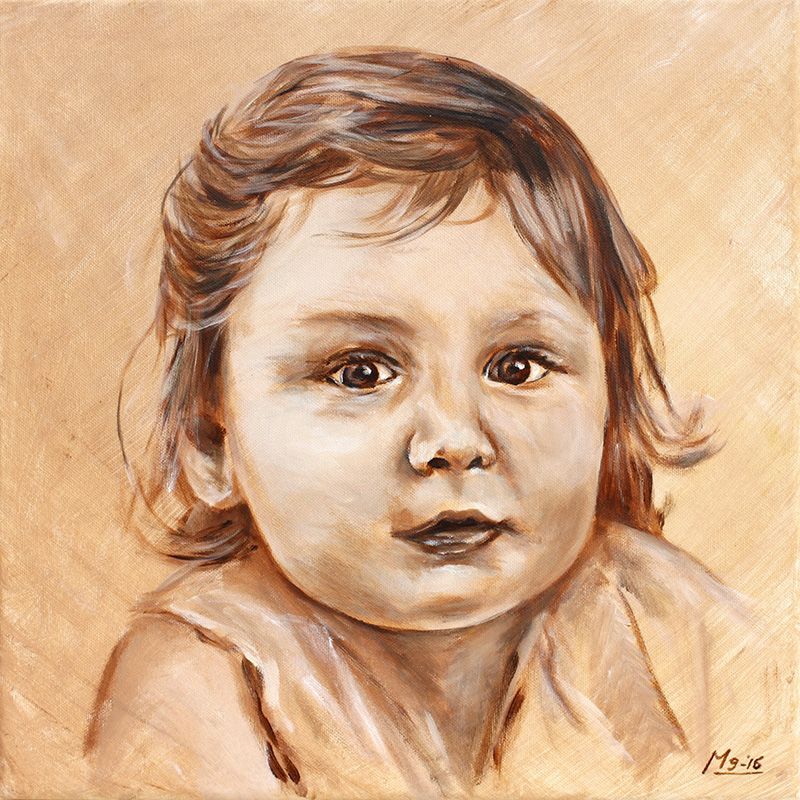 Portret van een peuter met bruin haar, die de kijker recht aankijkt. Zachte sepiatinten.