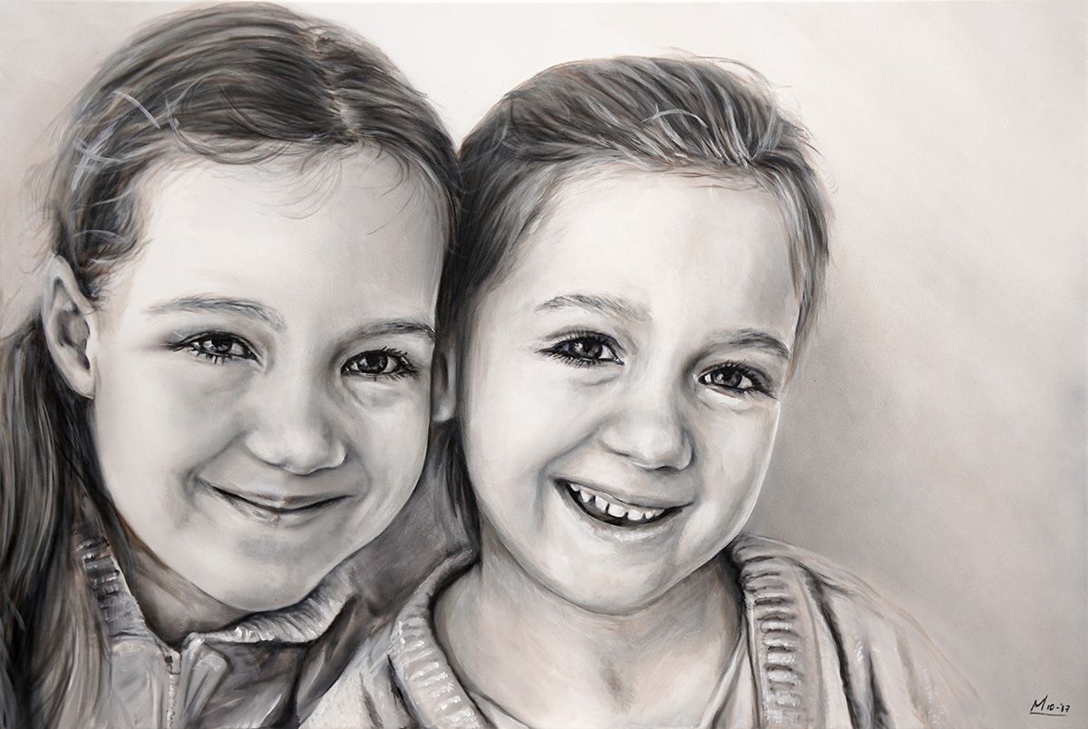 Twee meisjes lachen naar de toeschouwer, houtskooltekening.