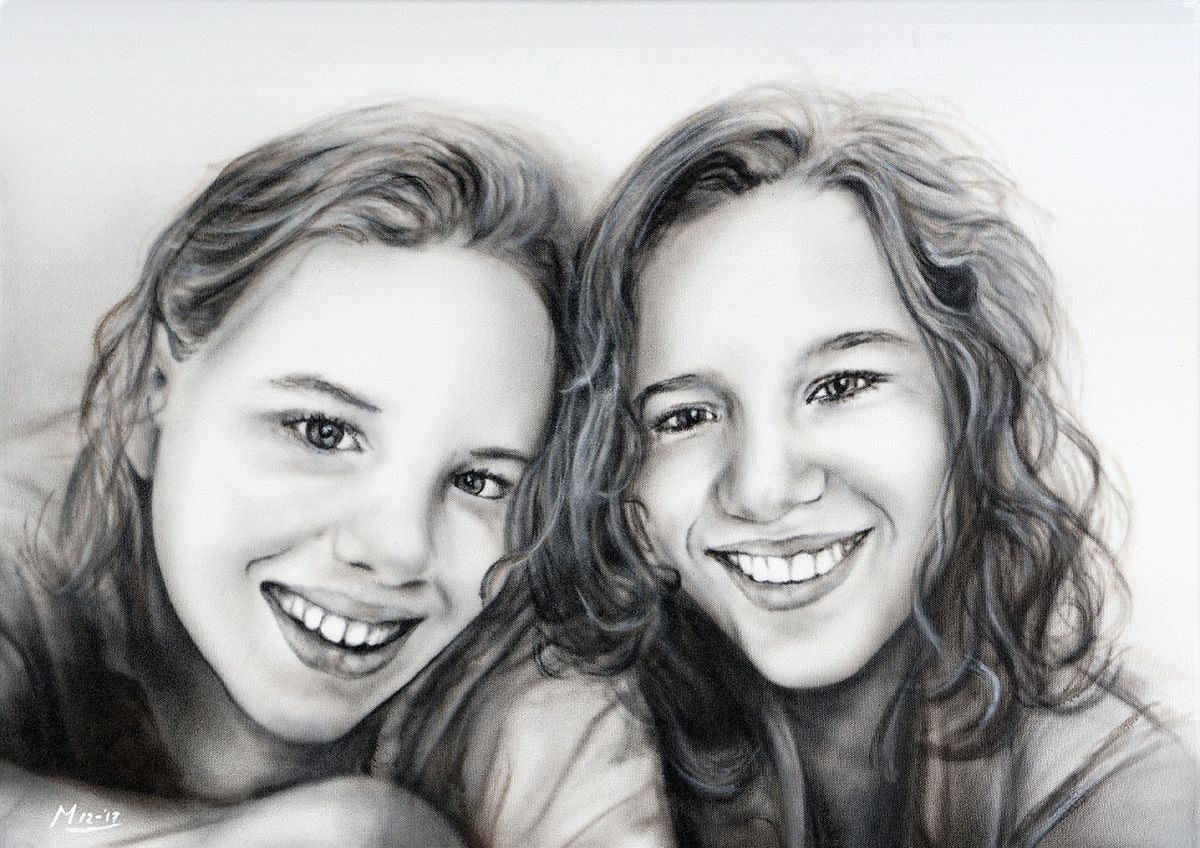 Schilderij van Twee lachende mensen, close-up portret in grafiet, met krullend en steil haar.