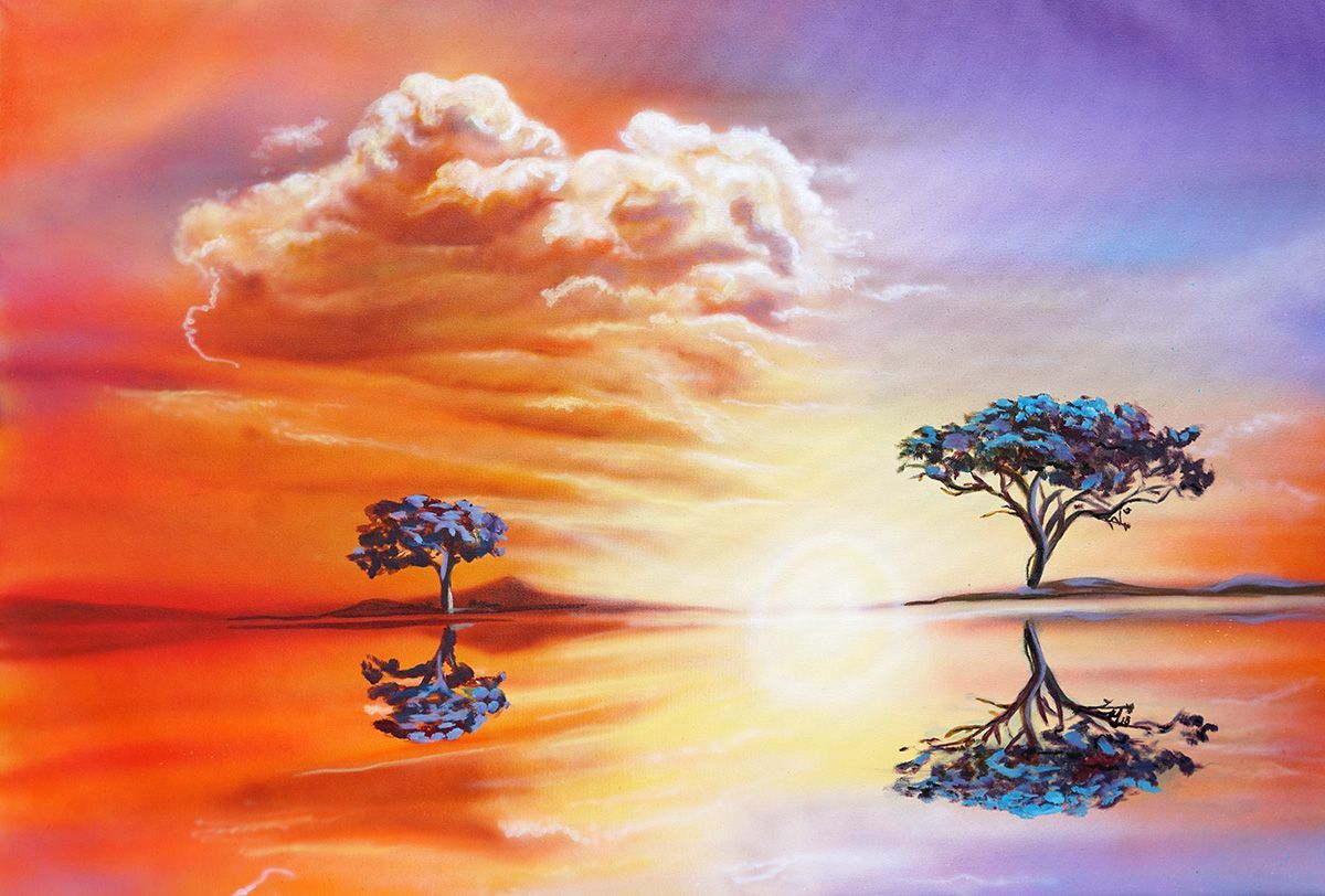 Zonsondergang met twee bomen die zich in het water weerspiegelen, felle oranje en paarse kleuren in de lucht.