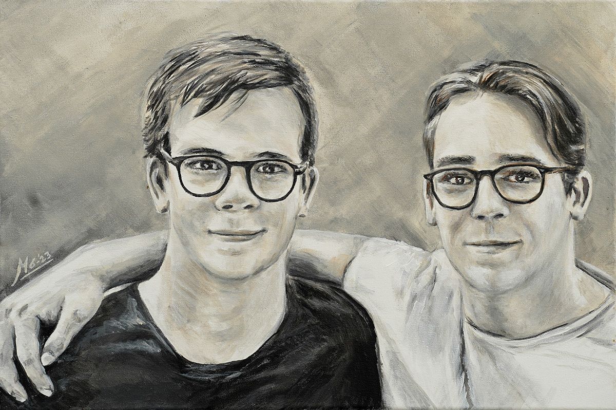 Twee personen, één met een arm om de schouder van de ander, beiden met een bril. Zwart-wit.