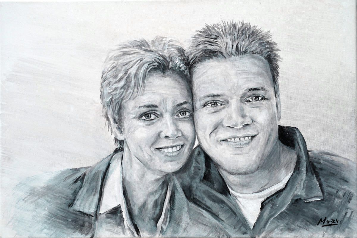 Lachend stel, zwart-witportret. Vrouw links, man rechts, schouders raken elkaar.