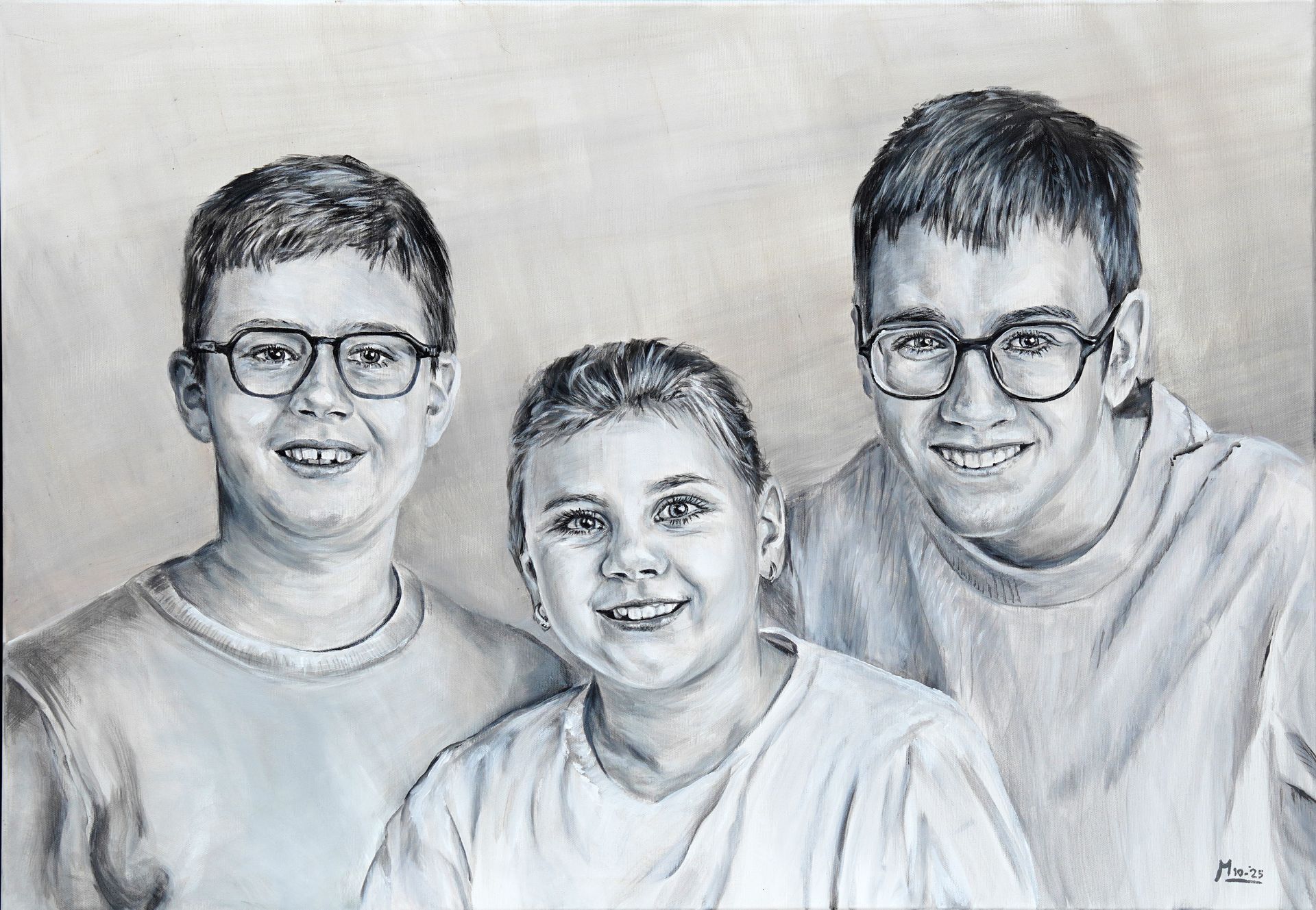 Drie lachende mensen met een bril. De middelste persoon ziet er jonger uit, met een wit overhemd. Geschilderd in grijstinten.