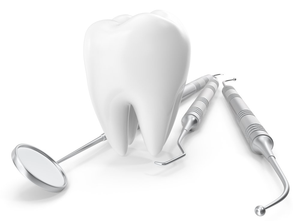 Une dent avec des instruments dentaires autour sur un fond blanc.