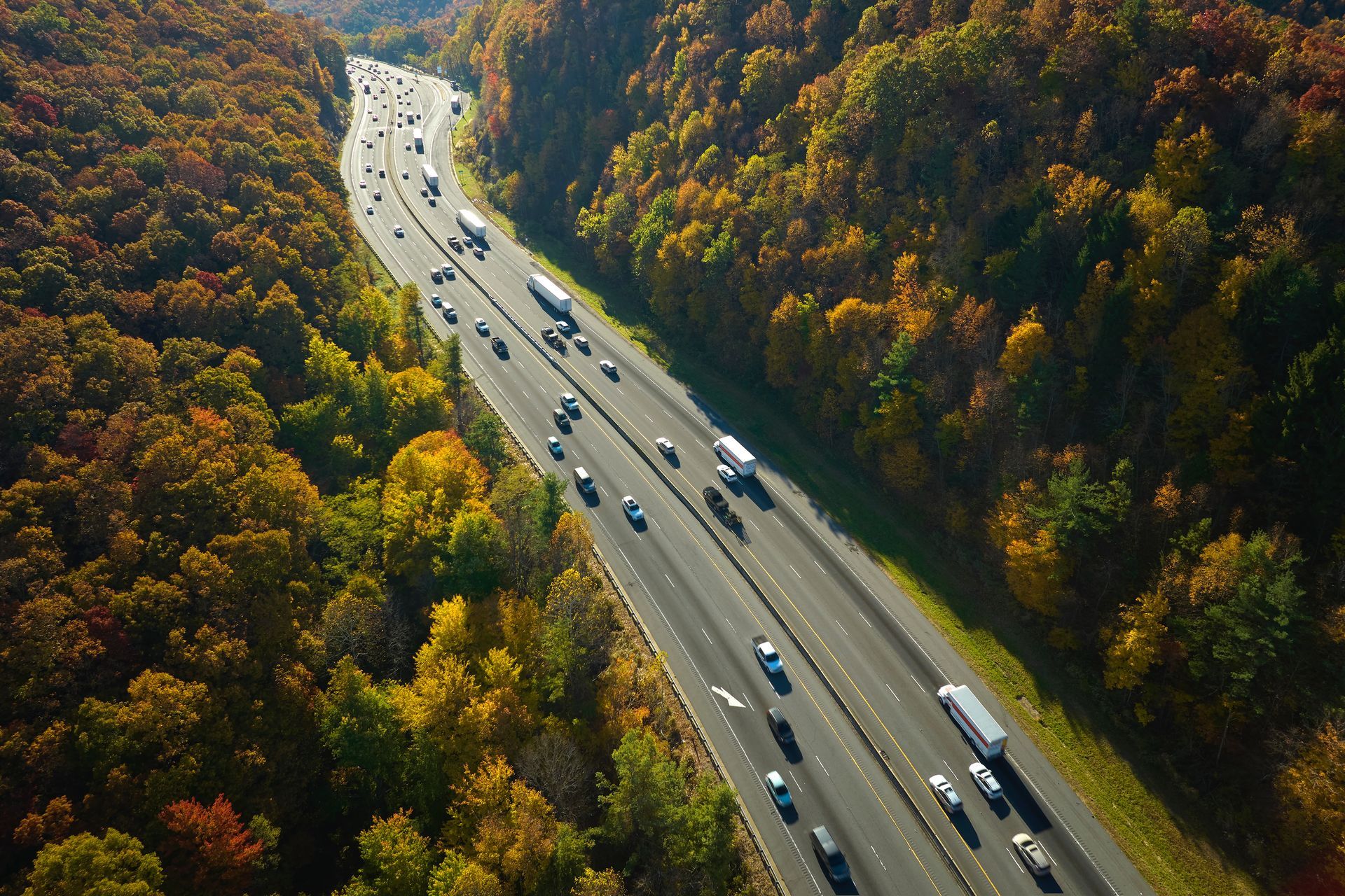 Une vue aérienne d'une autoroute entourée d'arbres.