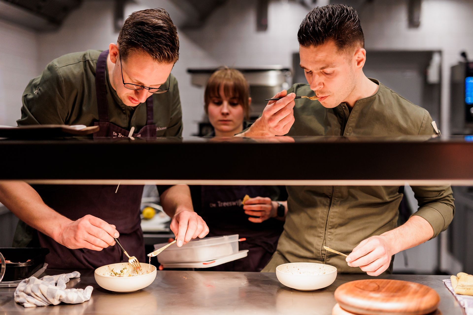 Tientallen personeelsleden, twee keukenchefs en 1 chef.