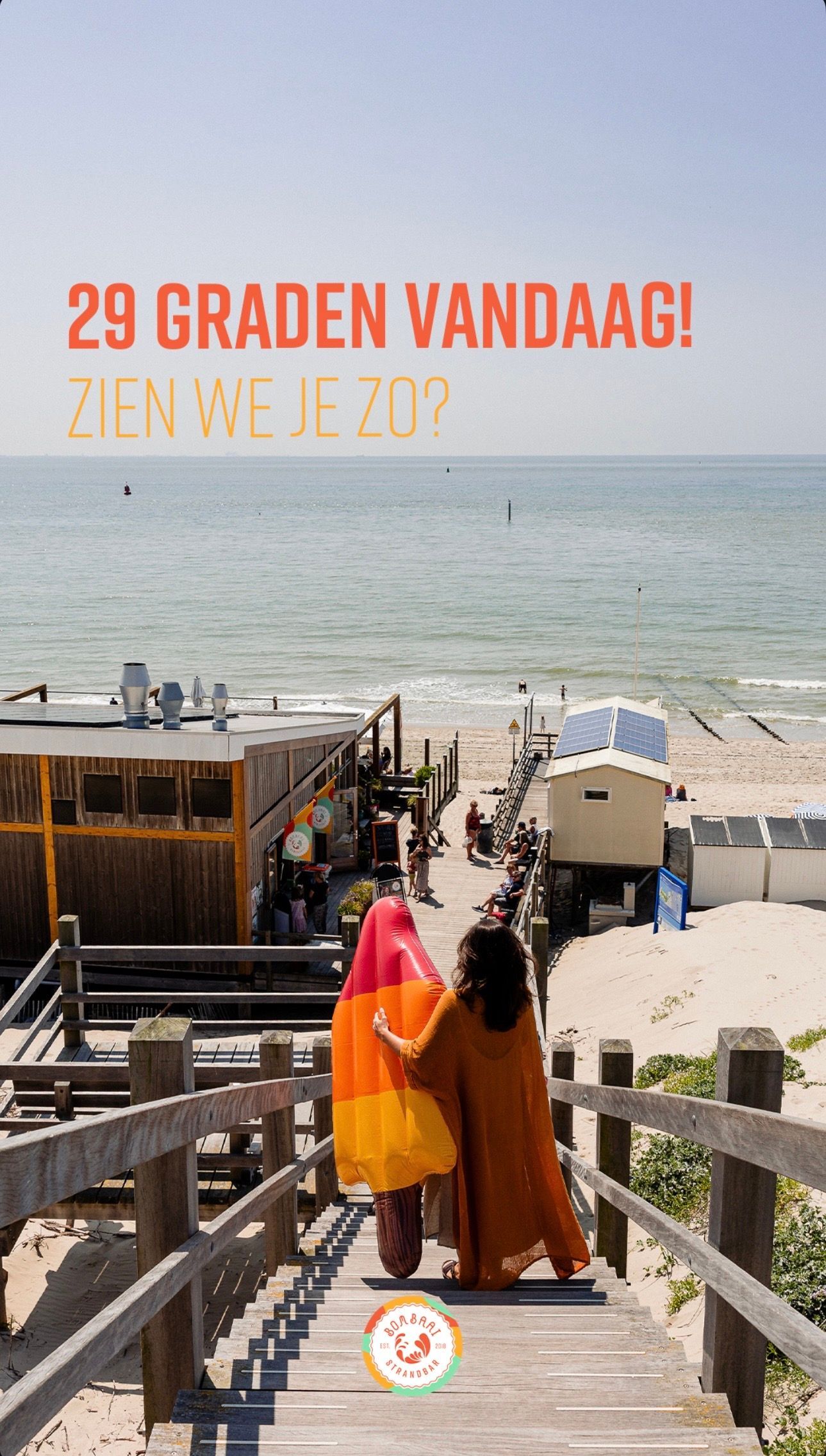 Twee mensen lopen een houten trap af richting een zonnig strand. De tekst luidt: