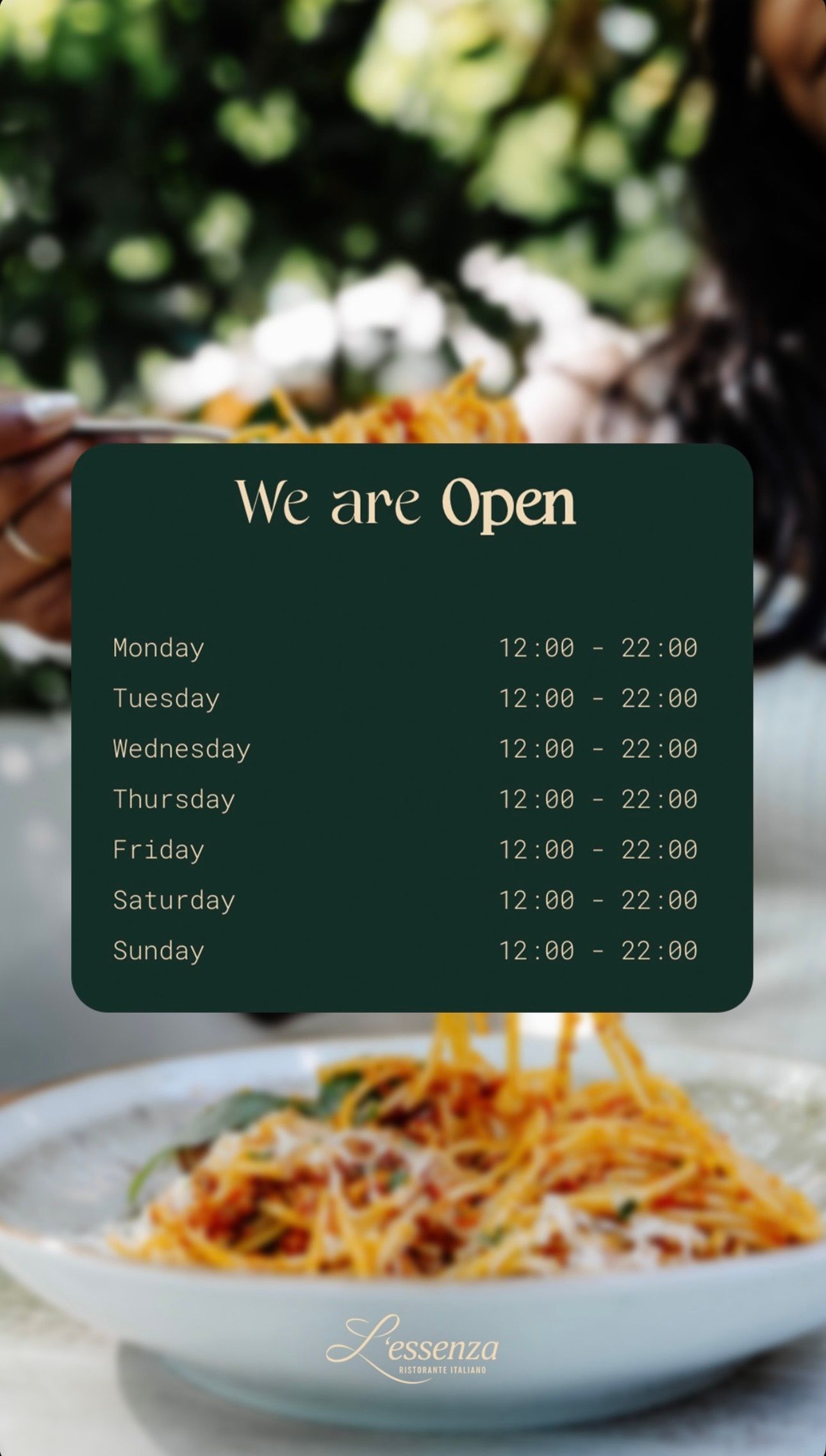 Een bord spaghetti, met daarop de openingstijden. Tekst op donkergroene achtergrond, witte tekst.