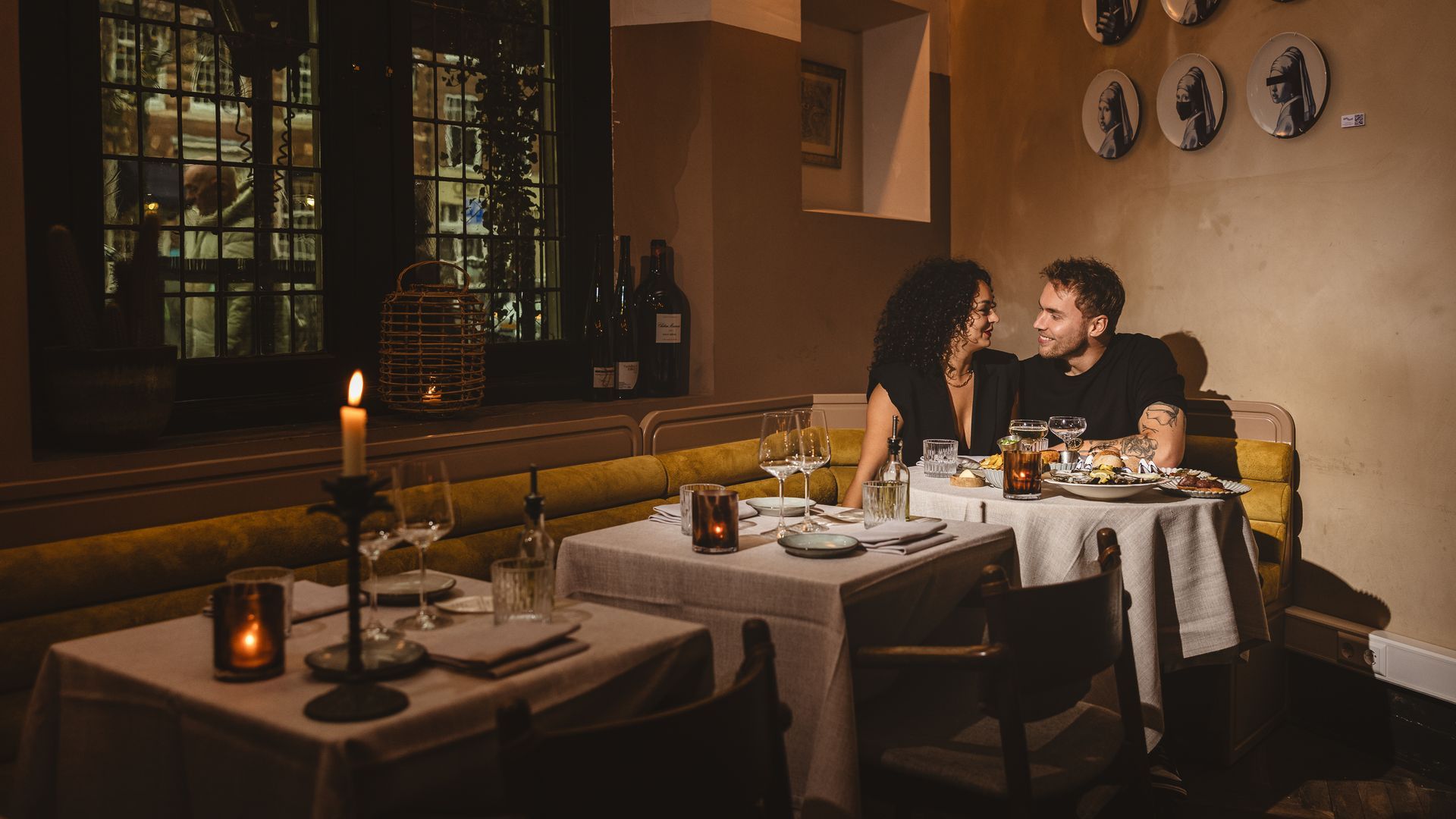 Storytelling campagne bij Hôtel & Restaurant Frenchie in Haarlem. Geweldige foto van een koppel tijdens een diner. 