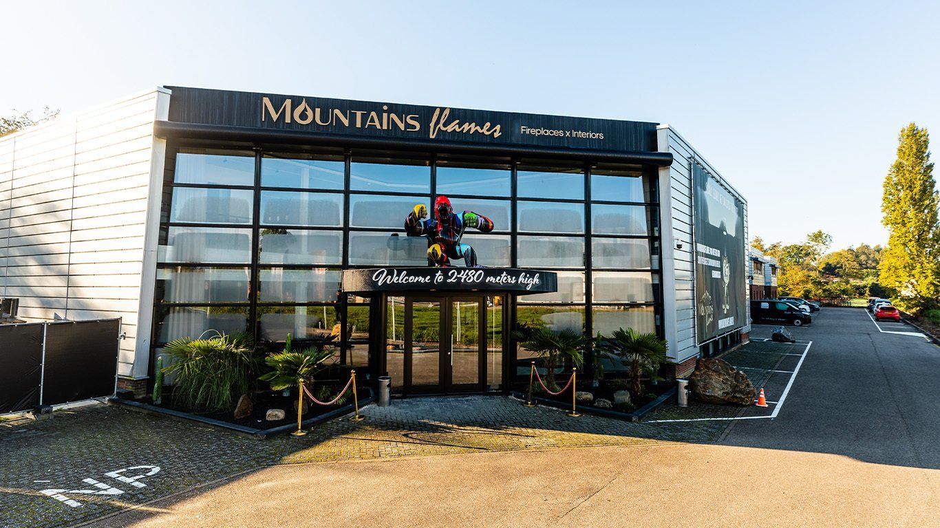 Exterieurfoto van restaurant Mountains to Paradise met glazen gevel en kleurrijk beeldhouwwerk.