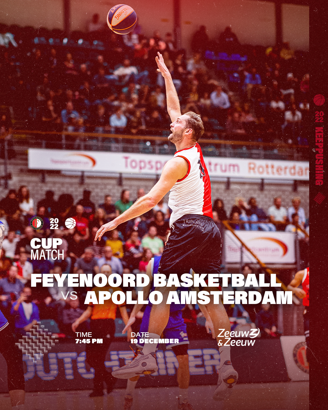 Een basketballer schiet de bal tijdens een wedstrijd tussen Feyenoord en Apollo Amsterdam in Rotterdam.