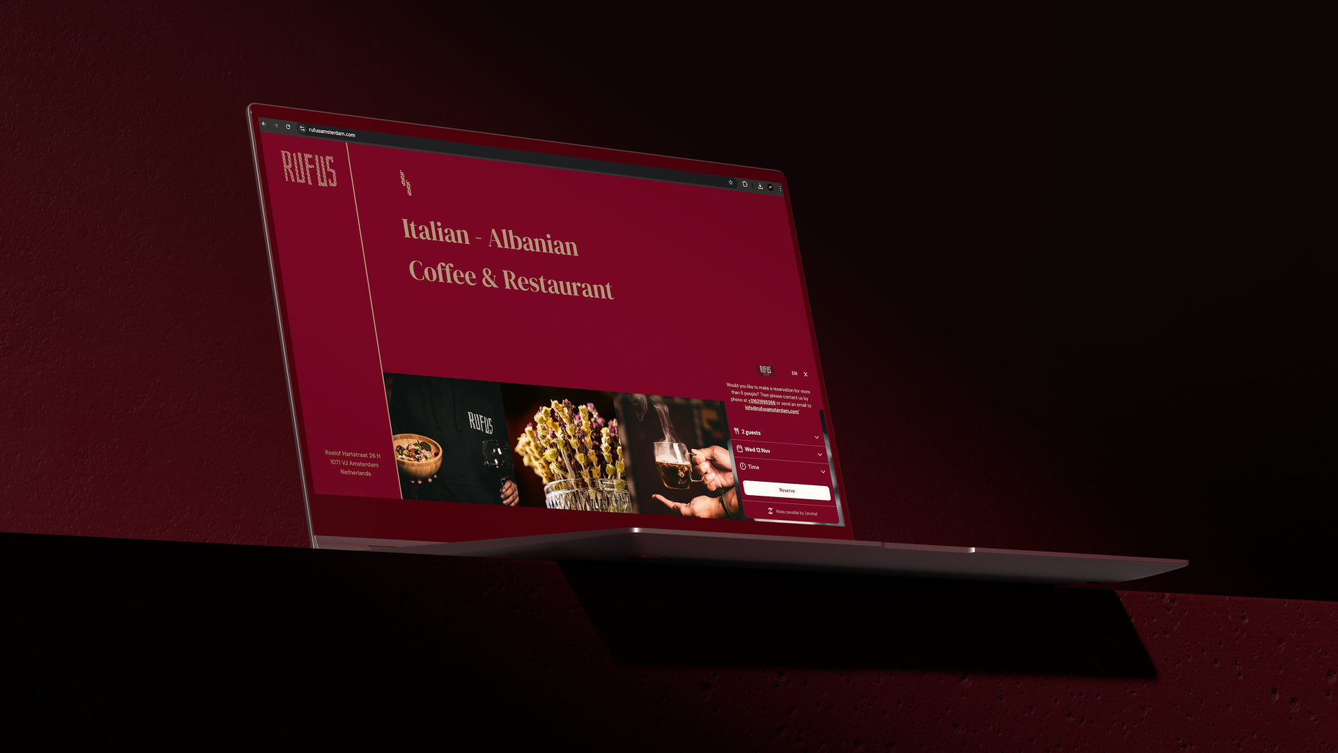 Laptop waarop de website van een koffie- en restaurantketen wordt weergegeven. Donkerrode achtergrond en een verlicht scherm.