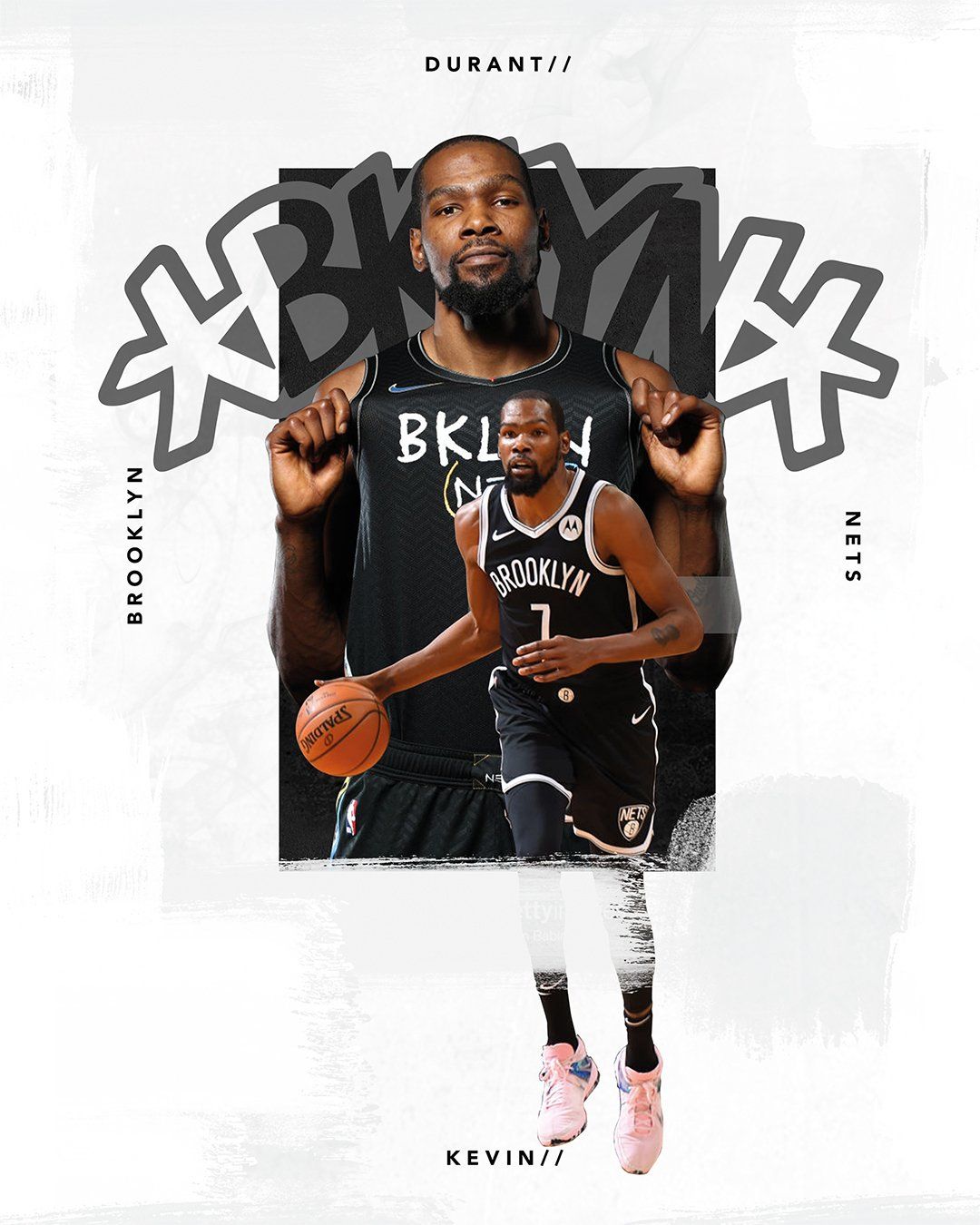 Kevin Durant van de Brooklyn Nets in een uniform met een basketbal en de tekst 