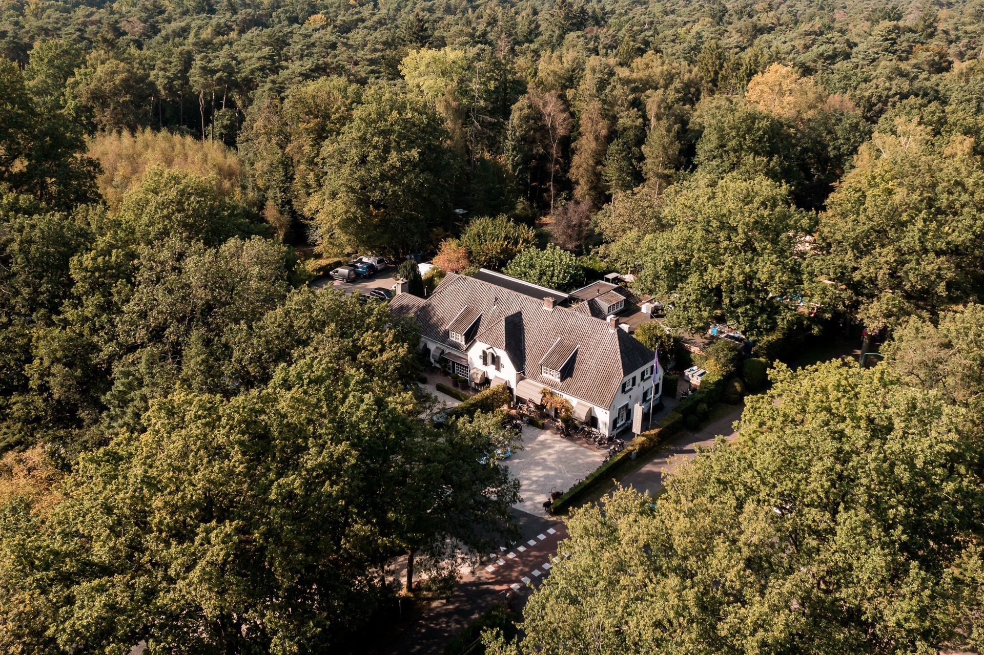 Een geweldig drone shot van Restaurant De Treeswijkhoeve.