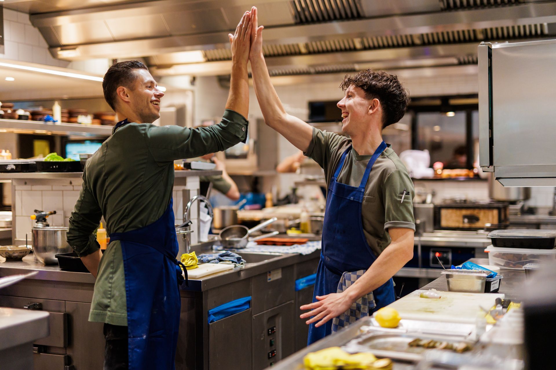 Twee chefs van De Treeswijkhoeve, die voldoening halen uit de samenwerking.