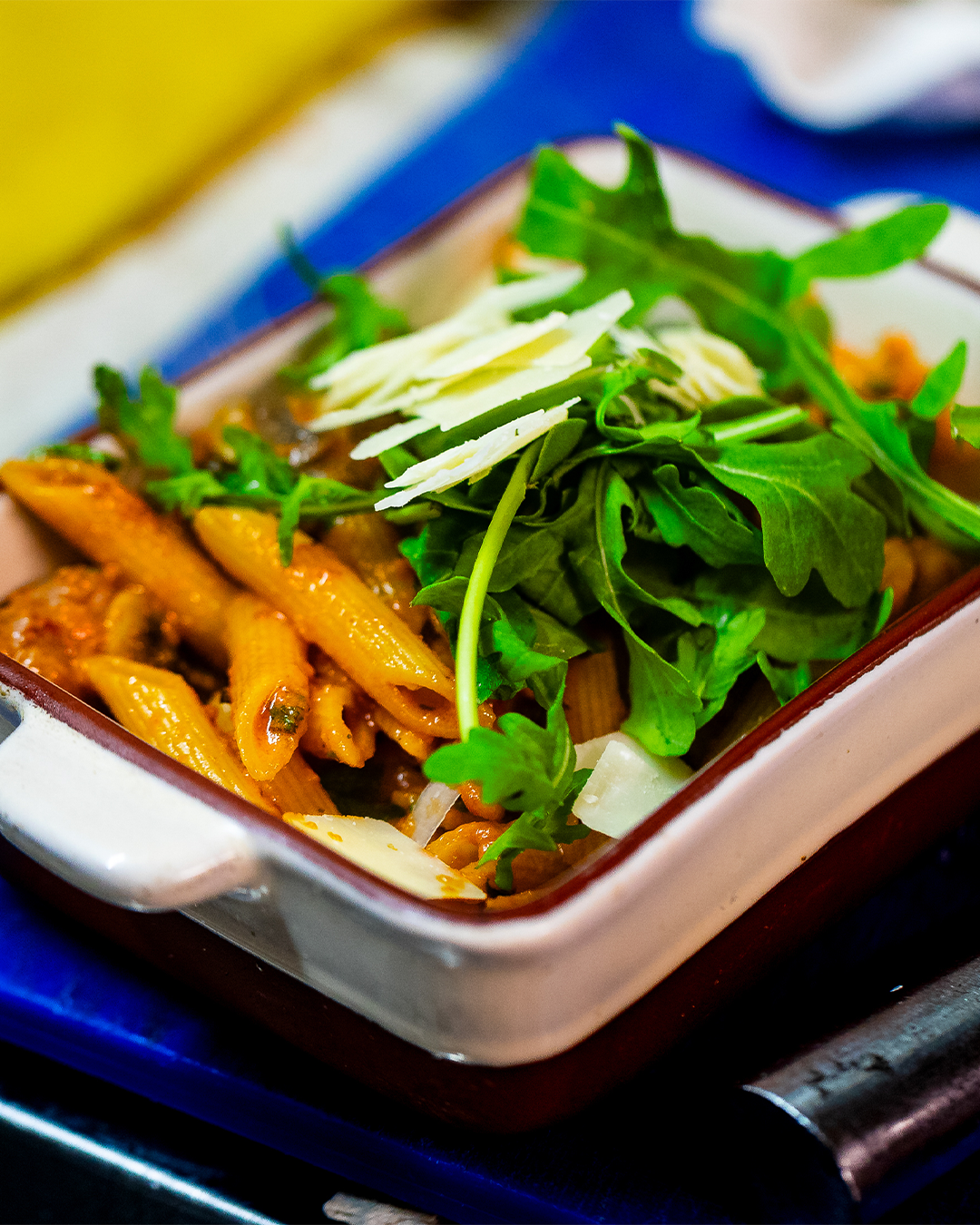 Pastagerecht met rucola en geraspte Parmezaanse kaas.