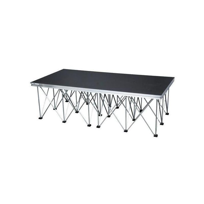 Zwart rechthoekig podium met inklapbare metalen poten.