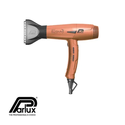 Secador de pelo Remington rojo con boquilla y controles negros, mostrado sobre un fondo blanco.