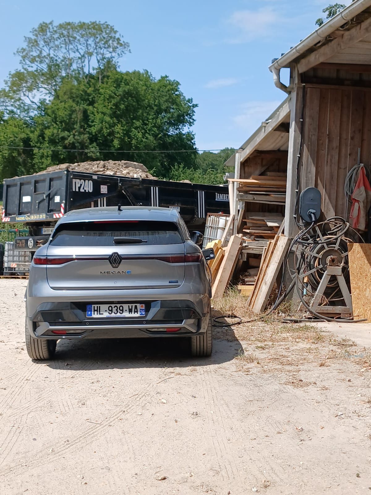 Borne de recharge des véhicules électriques chez Cyril Vauchel Maçonnerie