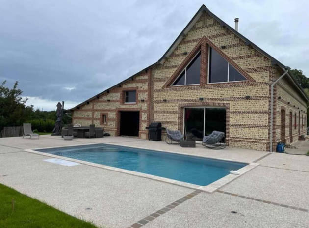 Belle réalisation d'une maison avec sa piscine par Cyril Vauchel Maçonnerie