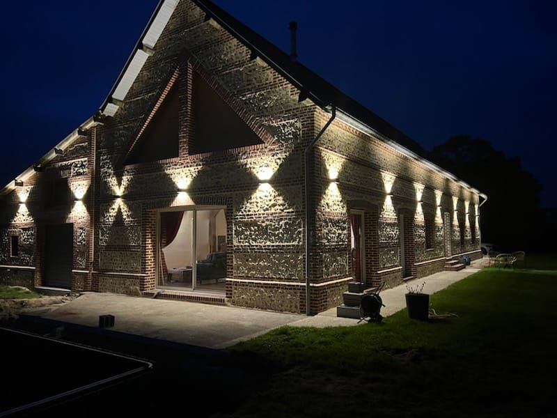 Belle réalisation d'une maison de nuit avec lumières extérieures par Cyril Vauchel Maçonnerie