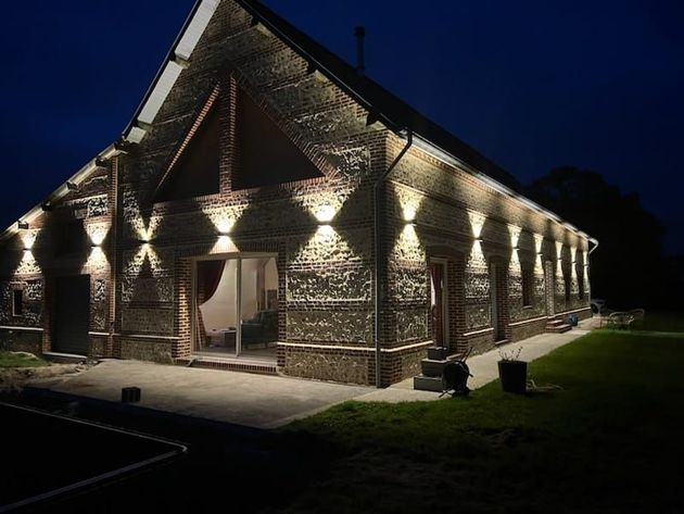 Belle réalisation d'une maison de nuit avec lumières extérieures par Cyril Vauchel Maçonnerie