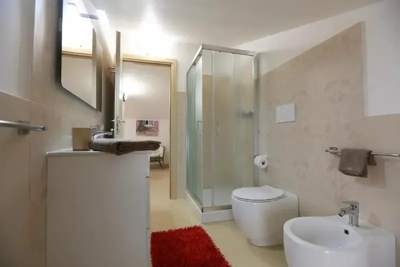 Casa Il Dromone Pozzallo attic bathroom with modern design and spacious sink area