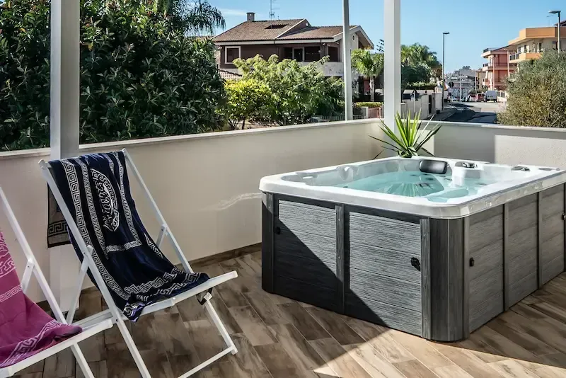 Villa Stella Polares Pozzallo outdoor jacuzzi with sun loungers and garden area