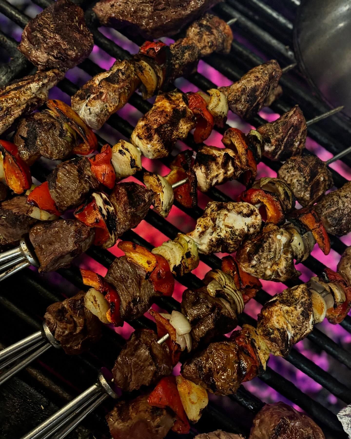 Spiesjes met vlees en groenten worden op een grill gekookt. Bij Linke Loetje