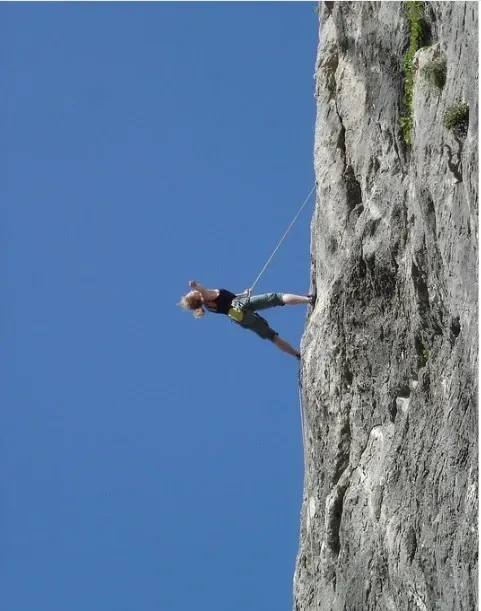 formation Grimper avec la méthode Caruso - moniteur d'escalade sur falaise semblant très à l'aise et heureux - IPSAN