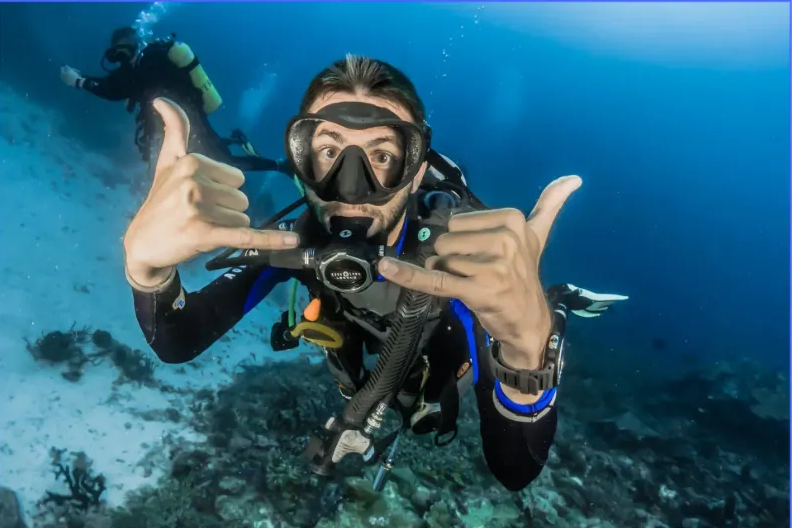 moniteur de plongée sous l'eau qui signe que tout va bien- formation mer - IPSAN