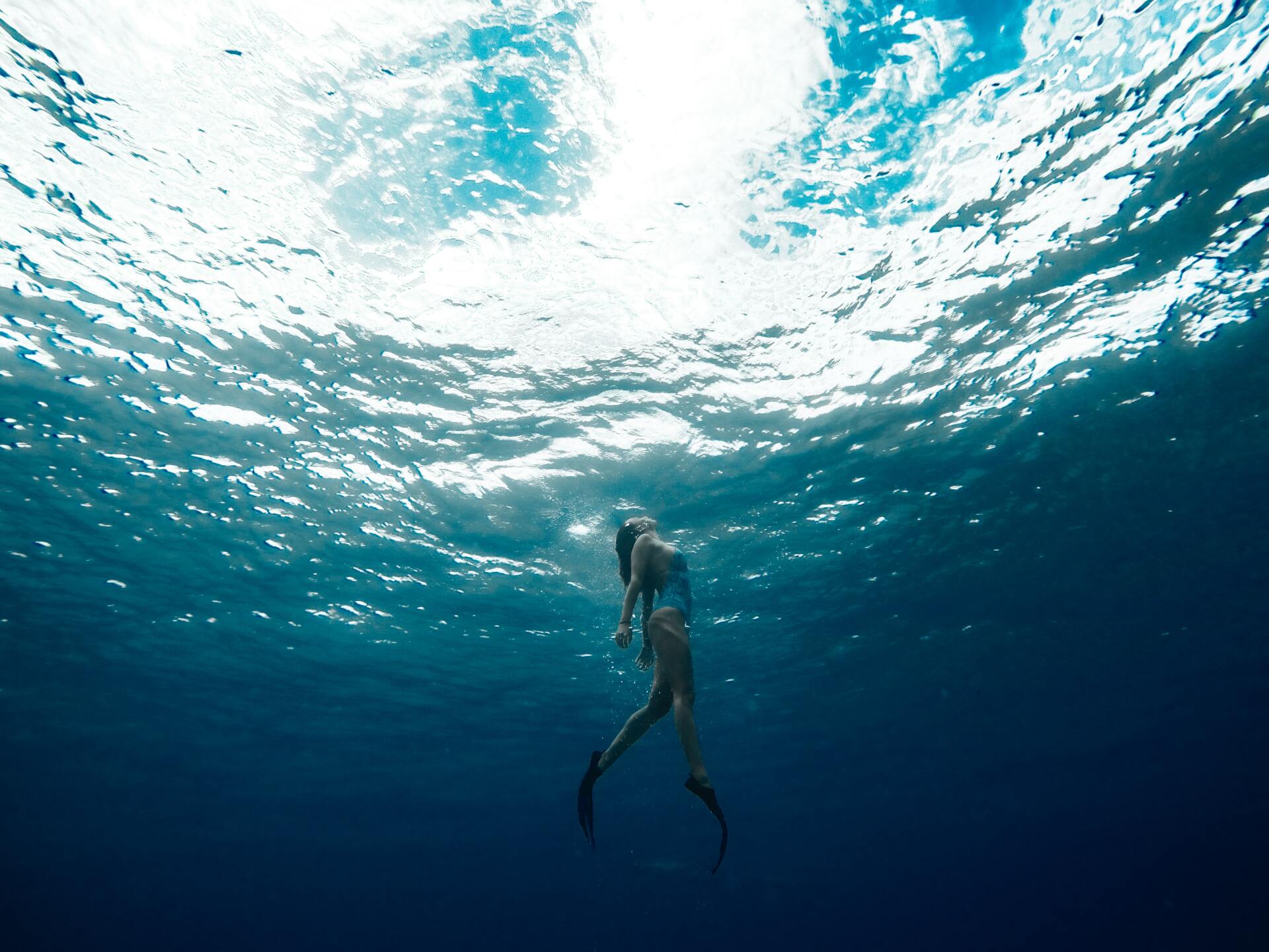 femme en apnée remontant à la surface - formation Plongée santée - IPSAN