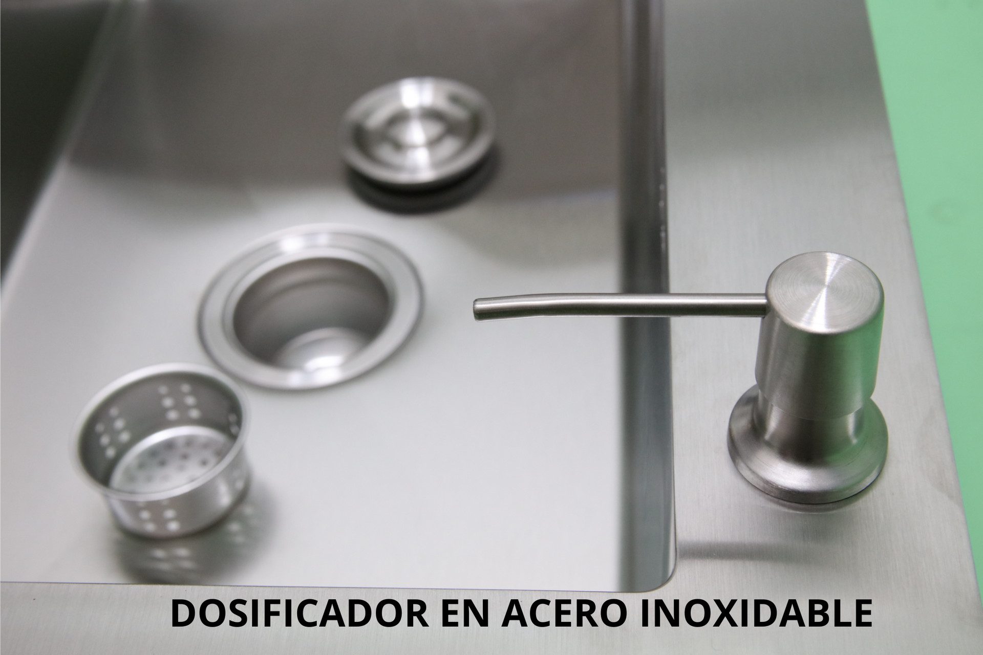 Fregadero de cocina de acero inoxidable con desagüe, piezas de fontanería y rejilla incluidos, sobre fondo blanco.