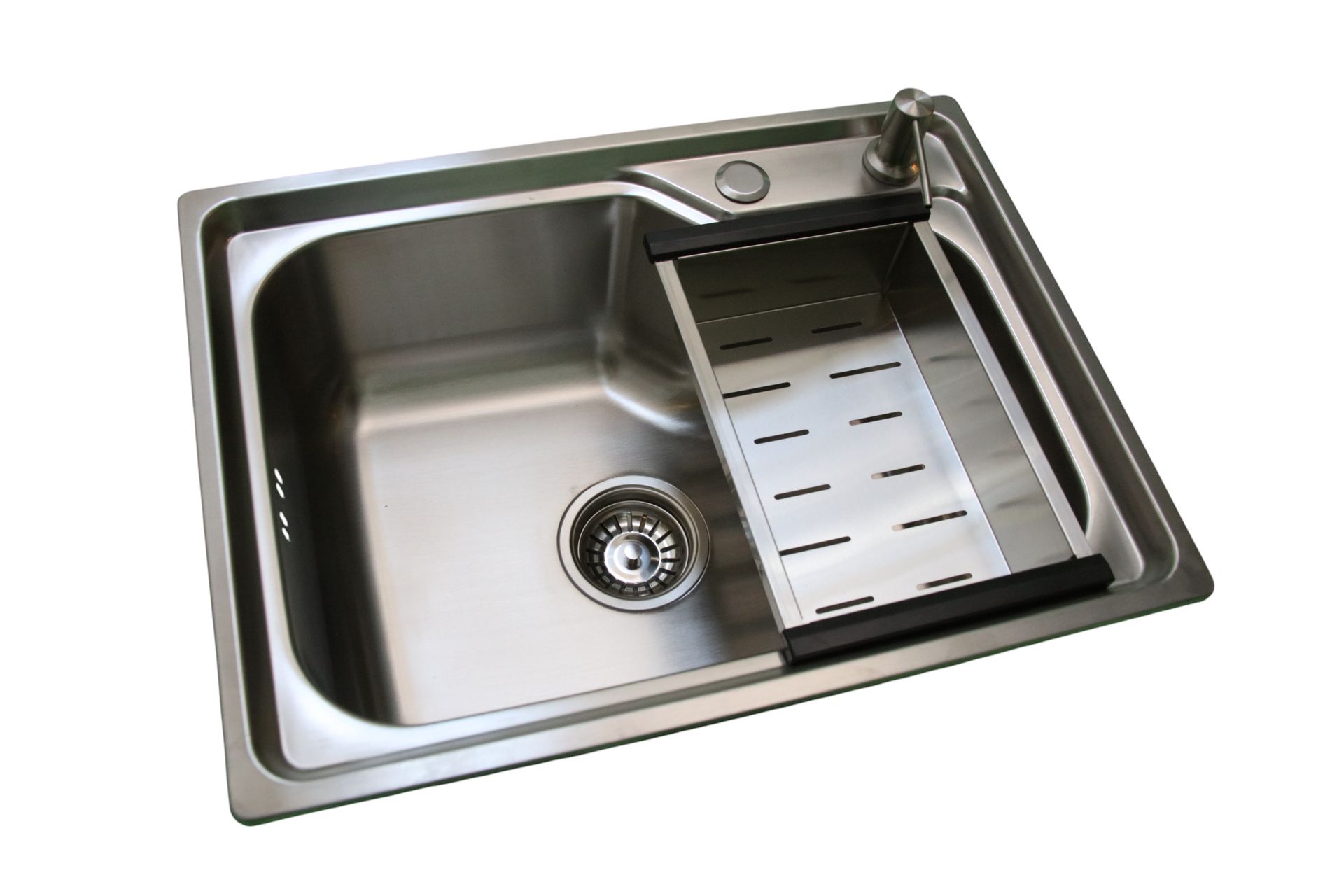 Fregadero de cocina de acero inoxidable con escurridor incorporado y grifo.