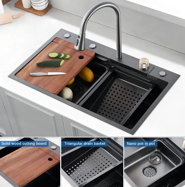 Fregadero de cocina negro con grifo, tabla de cortar y colador; agua corriente.