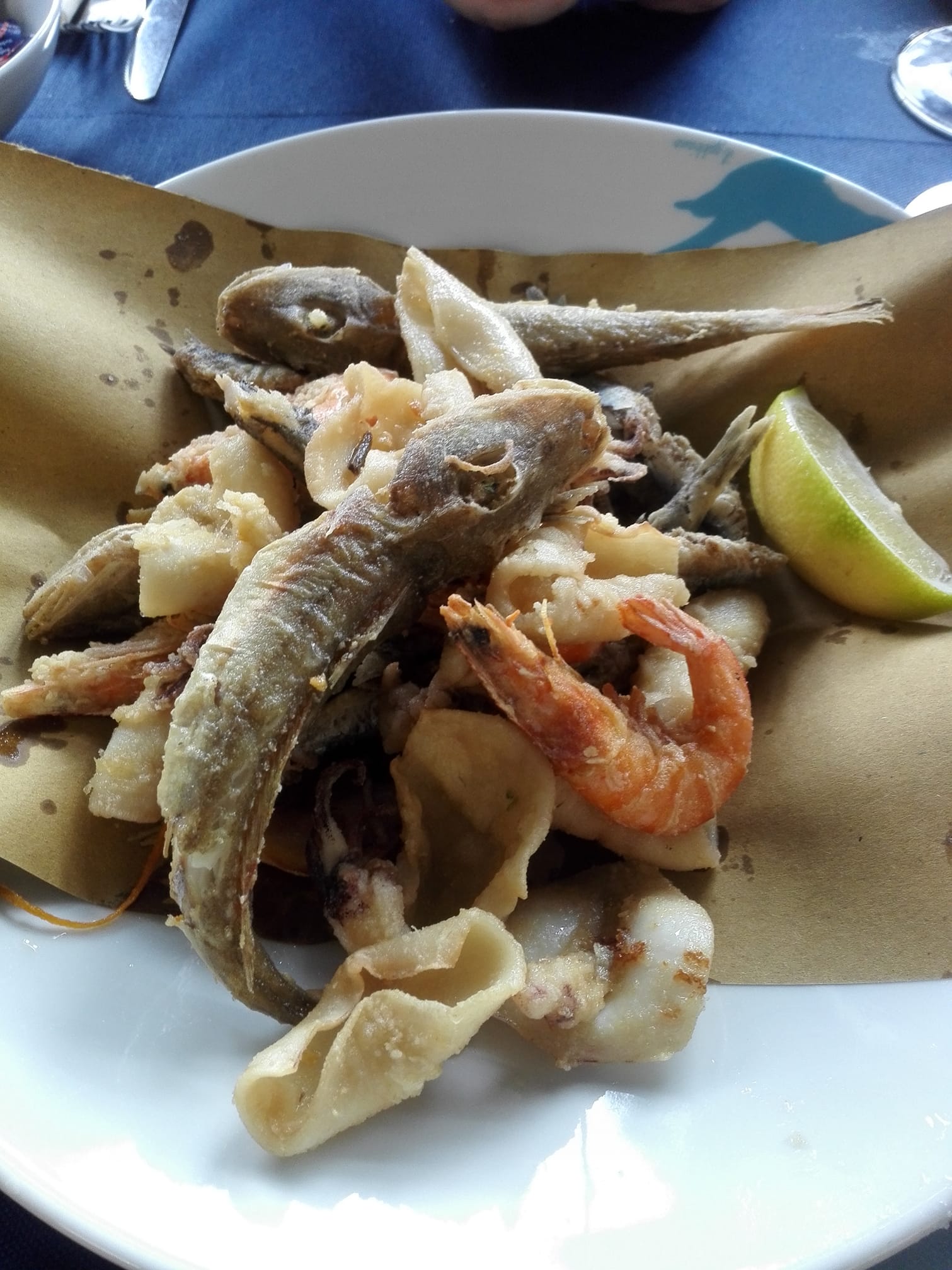 Assortimento di frutti di mare fritti