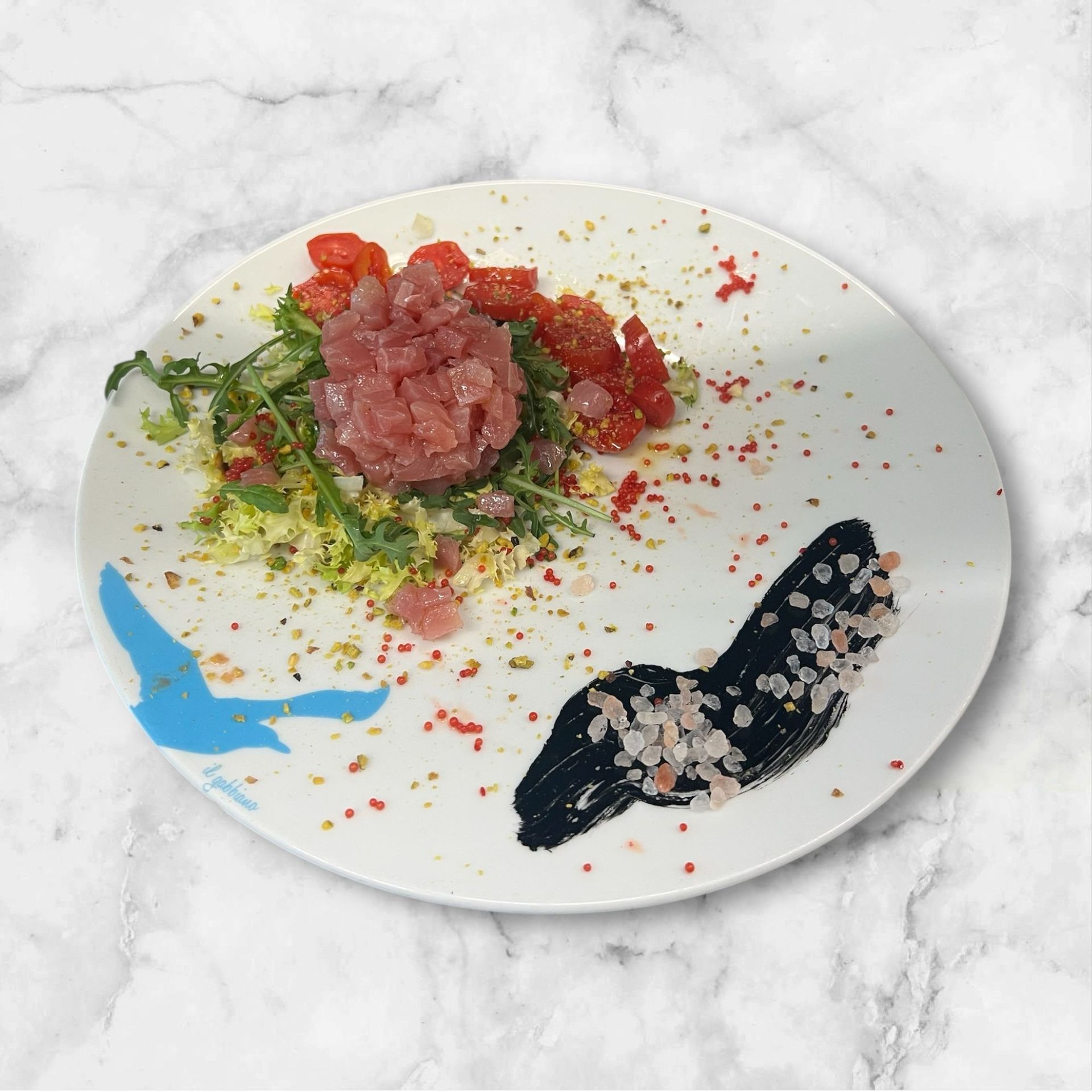 Primo piano di calamari fritti e patatine fritte su carta.