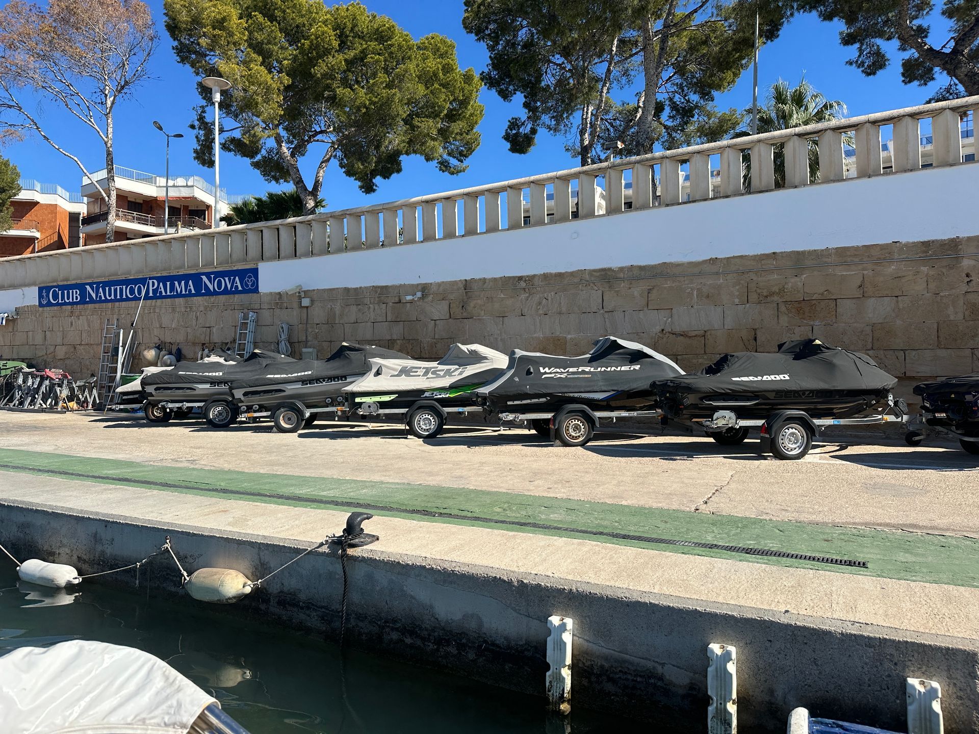 Un hombre está parado en un muelle junto a una masa de agua.