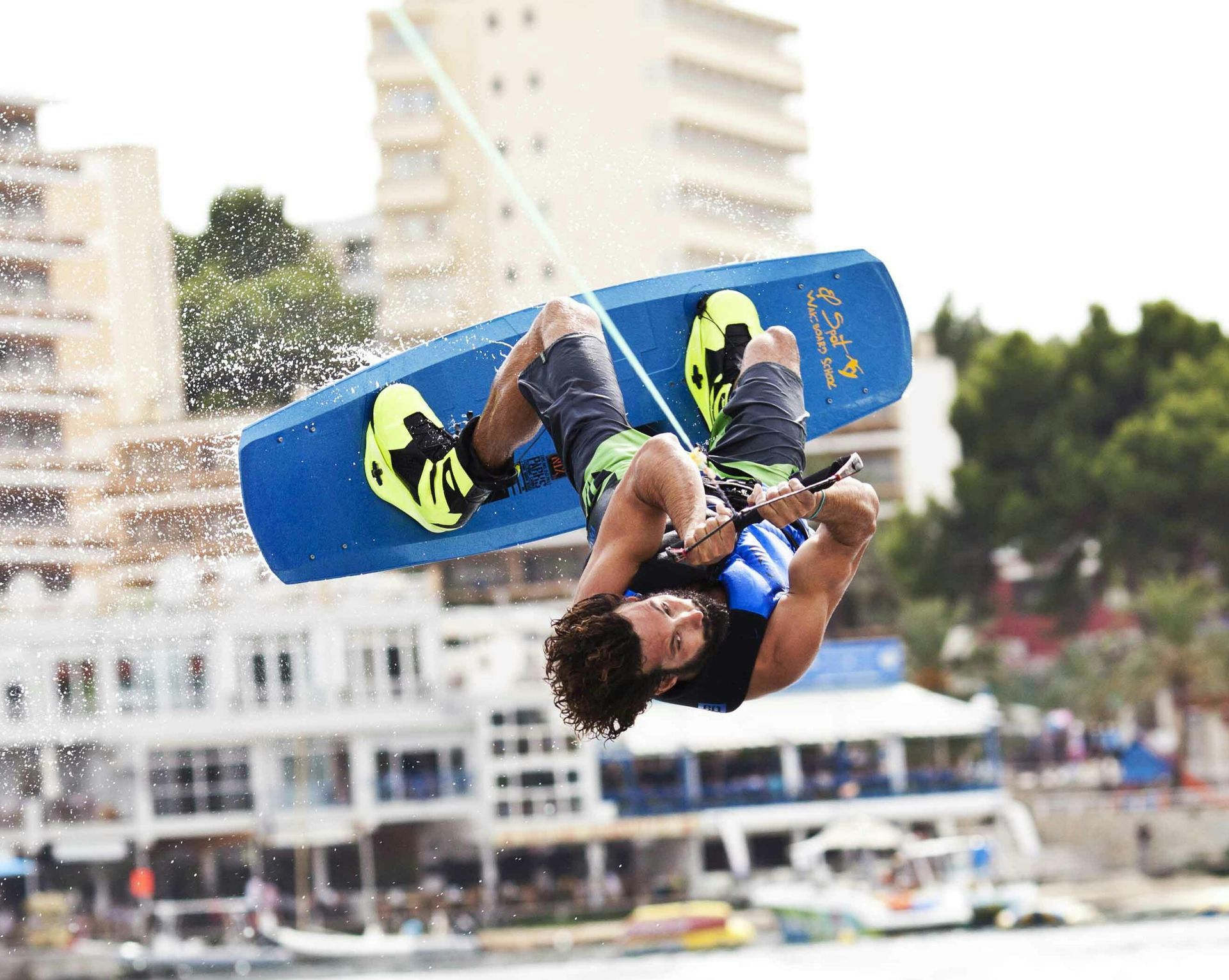 Una persona está montando una ola en una tabla de surf en el océano.