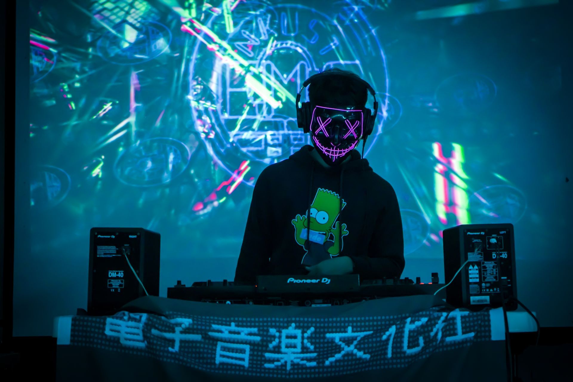 一名戴著巴特·辛普森面具的男子正在播放 DJ 音樂。