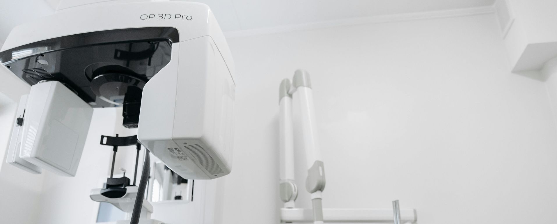 Um aparelho para exame oftalmológico em uma sala bem iluminada e esterilizada.