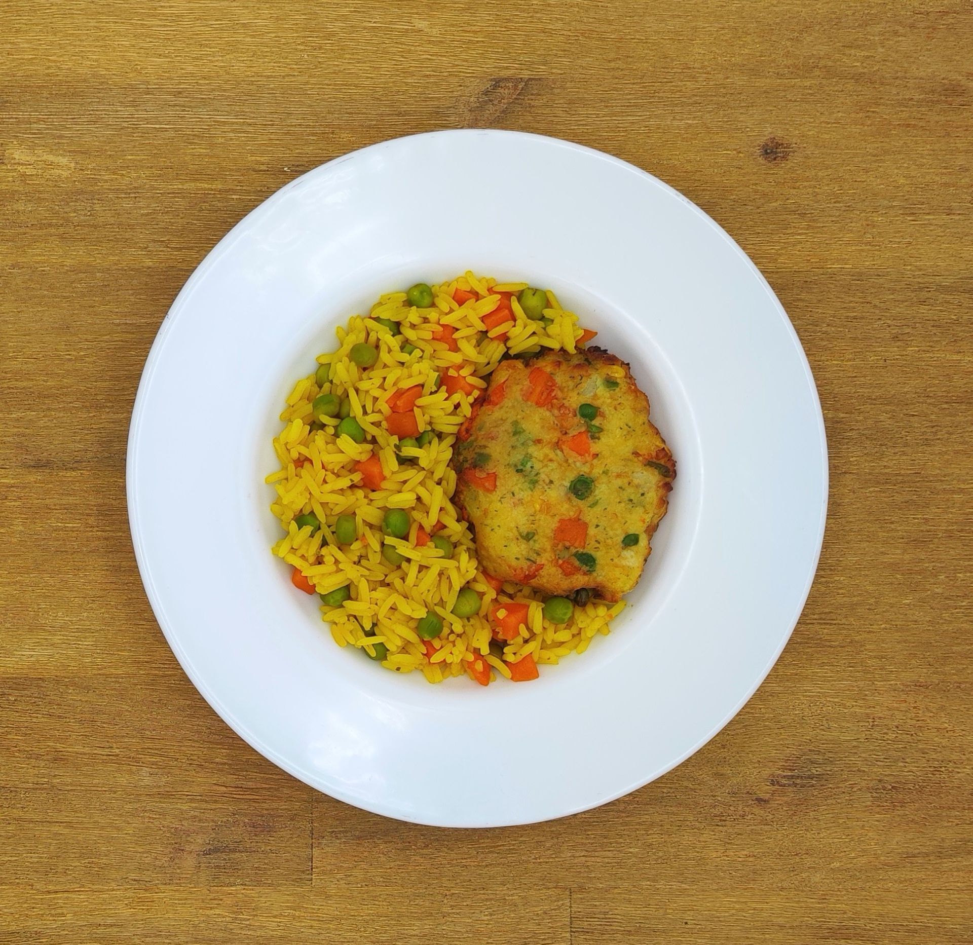 Weiße Schüssel mit Linsensuppe und Brot auf einer Holzoberfläche.
