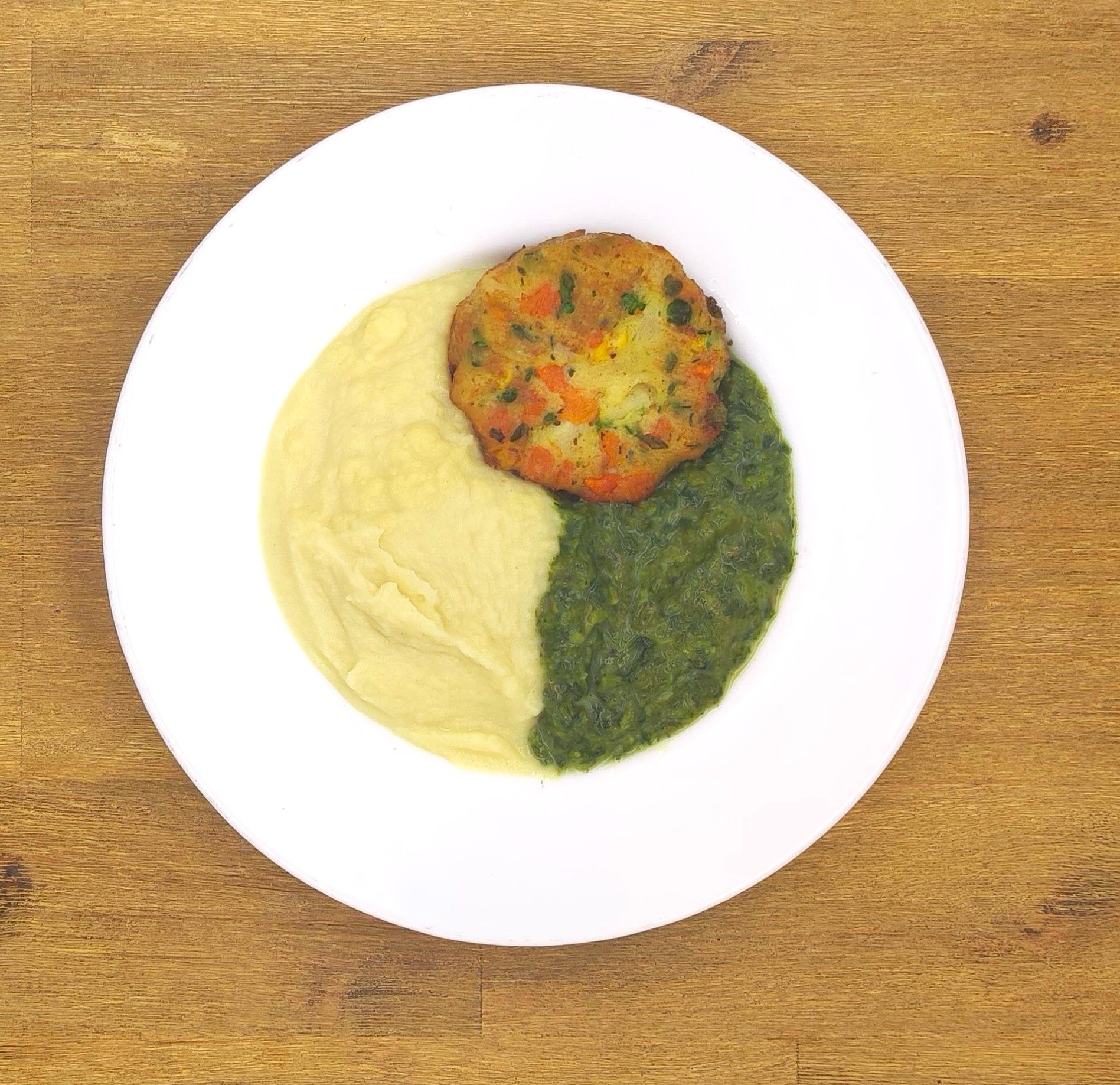 Weißer Teller mit Farfalle-Nudeln und Orangensauce, bestreut mit geriebenem Käse.