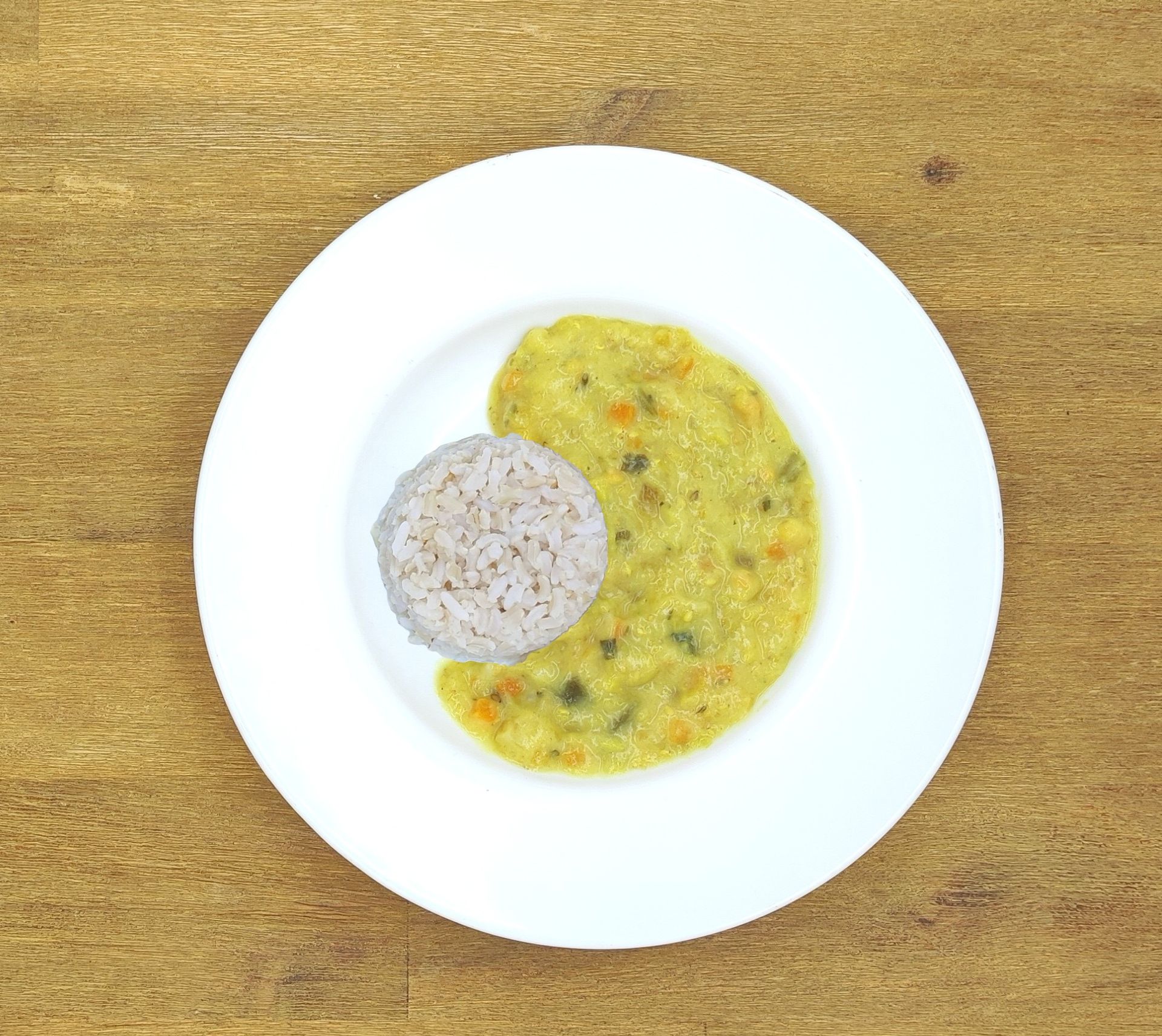 Weißer Teller mit Farfalle-Nudeln und Orangensauce, bestreut mit geriebenem Käse.
