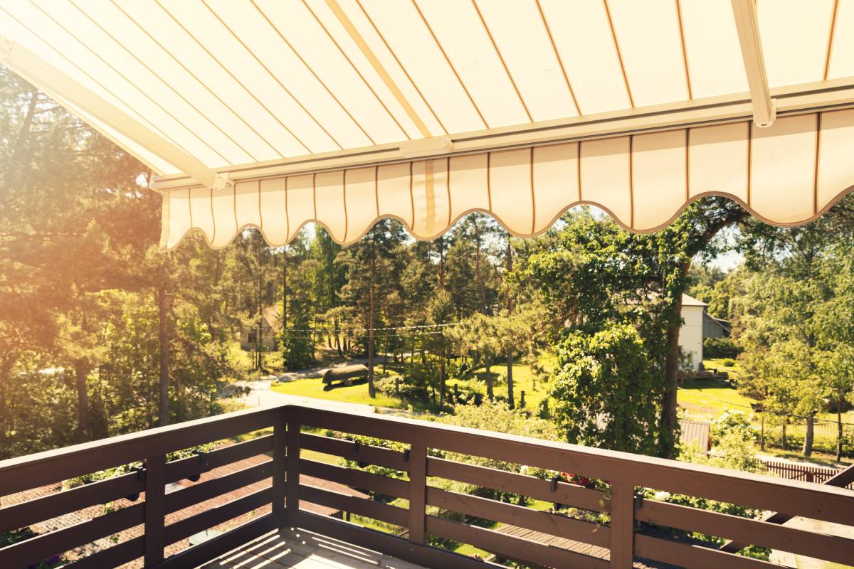 Choosing New Summer Awnings, retractable awnings, fixed awnings, near Haddon Heights, New Jersey (NJ)